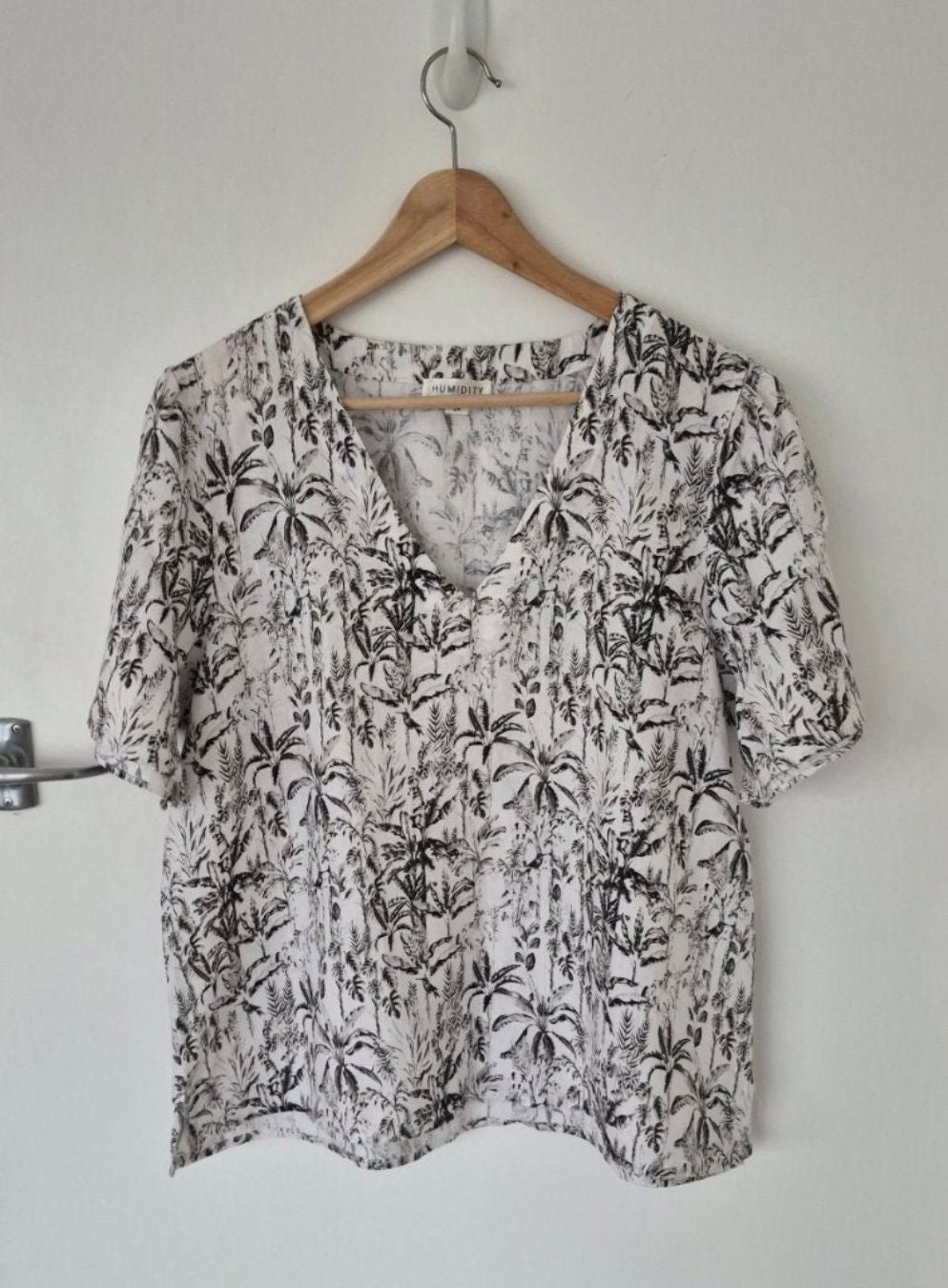 Front view of Humidity Linen Top Size 14, preloved designer clothing at Copper & Cotton
