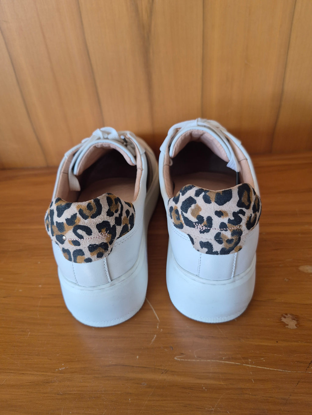 Frankie4 Riley White Sneakers | Size 9