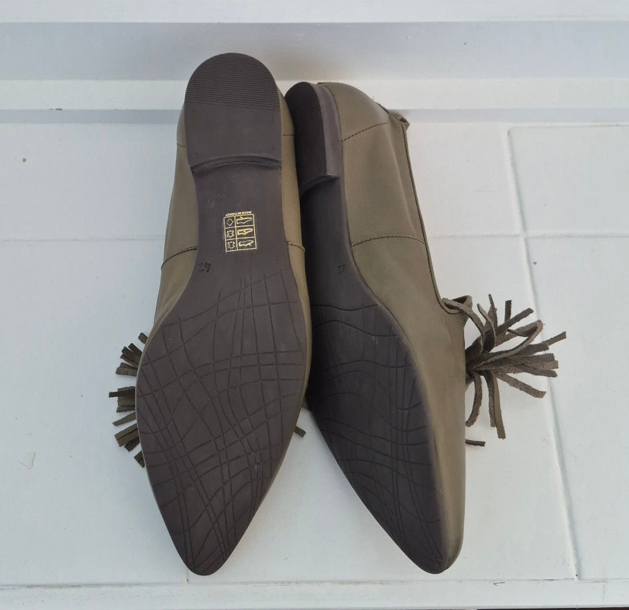Beuno Olive Green Flats | Size 42/11